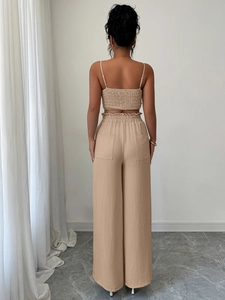 Dettaglio del retro del set beige con top a canotta, schiena arricciata e gamba larga