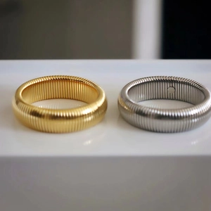 Bracciale tubogas elastico minimalista in oro e argento con trama a righe industriali