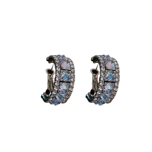 Boucles d'oreilles créoles argentées avec zircons carrés et micro-pavage de cristaux