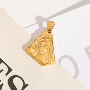 Détail d'un pendentif en acier inoxydable doré avec relief de la Vierge Marie gravé