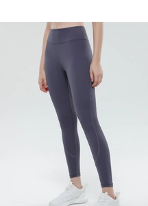 Nahaufnahme der ergonomischen Nähte an dunkelvioletten High-Waist Yoga-Leggings für Damen