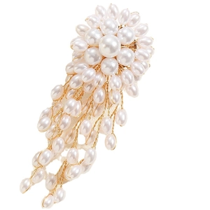 Eleganter Perlen-Haarclip mit Golddrahtgeflecht und hängenden Quasten auf weißem Grund