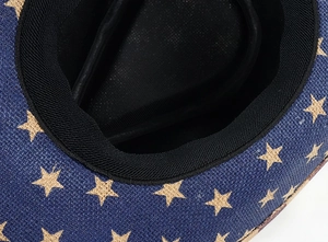 Détail d'un chapeau de cow-boy bleu avec motif étoiles et bandeau anti-sueur noir