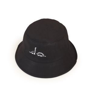 Détail de la broderie dinosaure sur chapeau de soleil en coton noir pour enfants