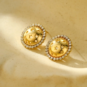Boucles d'oreilles rondes dorées avec étoile évidée et zircons blancs étincelants