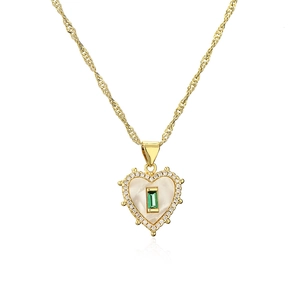 Collana a cuore dorata con madreperla e pendente in pietra verde su catena a corda