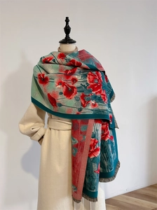 Detail eines roten Mohnmusters auf türkisem Pashmina-Schal mit eleganten Fransen