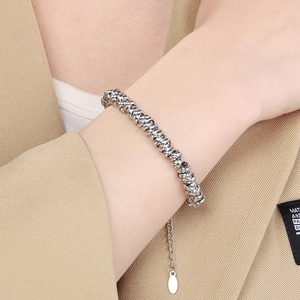 Detailansicht eines silbernen Knotenkette-Armbands mit Verlängerung und Anhänger