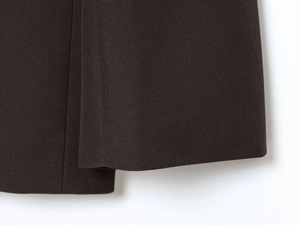 Détail macro de la texture du tissu sergé marron foncé et des coutures du tailleur