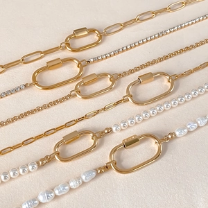 Goldene mehrlagige Halskette mit Büroklammerkette, Tennisdiamanten und Barockperlen