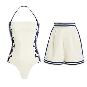 Costume da bagno due pezzi stile navy con top allacciato al collo e pantaloncini a vita alta