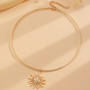 Goldene Sonnenanhänger-Halskette mit minimalistischem Sonnengesicht und Karabiner