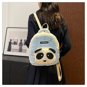 Detalle de mochila panda azul claro para niños en peluche suave con etiqueta de moda
