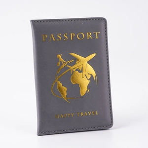 Dettaglio copri passaporto grigio in similpelle con scritte dorate PASSPORT e HAPPY TRAVEL