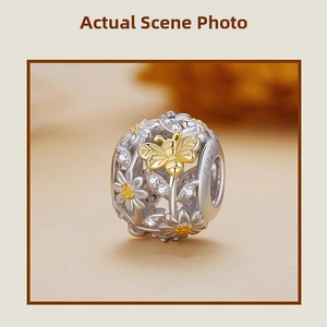 Makro-Detail von S925 Silber-Charm mit Goldbiene, Gänseblümchen und Zirkonia-Besatz