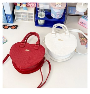 Détails des sacs à main en forme de cœur rouge et blanc avec texture crocodile et logo doré