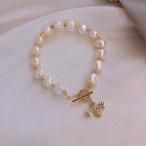 Bracelet de perles élégant avec breloque abeille dorée et fermoir en T sur soie