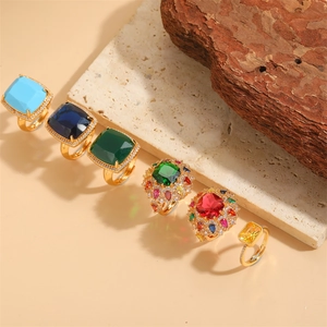 Anelli lussuosi placcati oro 14K con zirconi colorati e design vintage traforato