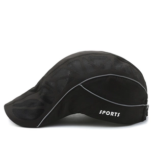 Casquette plate noire respirante à séchage rapide avec bandes réfléchissantes pour homme