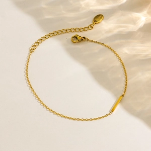 Détail de la chaîne en acier inoxydable plaqué or 14K avec barre et étiquette