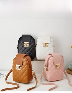 Gesteppte Mini-Umhängetaschen aus Kunstleder in Schwarz, Weiß, Braun und Pink mit Schloss