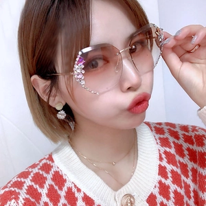 Chique randloze oversized zonnebril met bruine verloopglazen en roze strass bloemendecoratie
