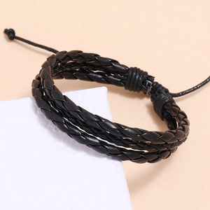 Bracelet minimaliste en cuir tressé noir avec design multicouche et nœud ajustable