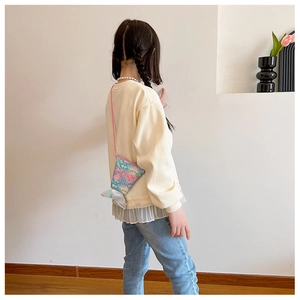 Enfant portant un sac bandoulière sirène coloré avec écailles brillantes et sangle rose