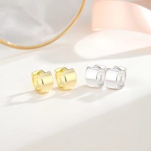 Minimalist S925 sterling silver mirror-finish hoop earrings in gold and silver options