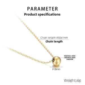 Detailansicht eines 8mm Goldkugel-Anhängers an einer 450mm Edelstahl-Halskette
