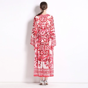 Robe longue élégante à imprimé porcelaine rouge et blanc avec manches longues et taille cintrée