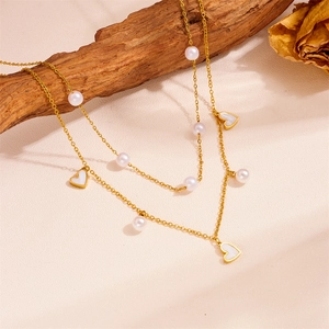 Collier double rang en acier doré avec perles blanches et pendentif coeur sur bois