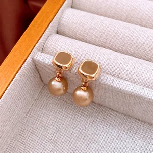 Orecchini a perno quadrati in oro champagne con perle in stile estetico vintage