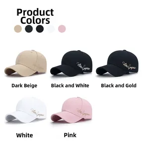 Dettaglio di cappellini da baseball in cotone con ricamo Hello Gorgeous in cinque colori