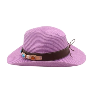 Detalle de sombrero de paja violeta con banda de cuero estilo étnico y cuentas