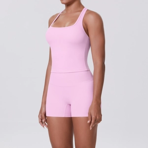 Détail de l'ensemble de yoga rose avec débardeur racerback et short taille haute