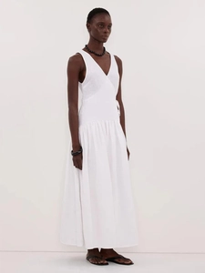 Vue détaillée d'une robe maxi blanche en coton à col en V avec lien latéral et jupe plissée
