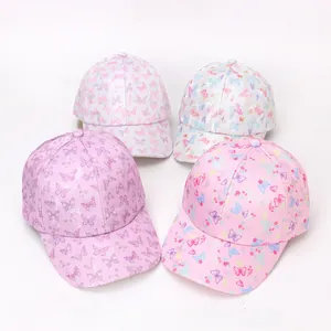 Detailansicht der Mädchen-Baseballkappen mit bunten Schmetterlingsmustern und Glitzerstoff