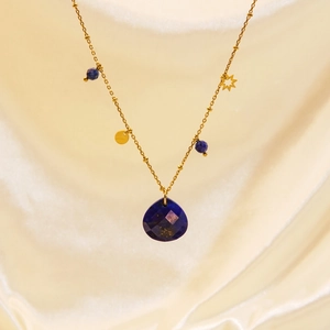 Elegante Gold-Titankette mit Lapislazuli-Tropfen und Sternanhänger auf Satin