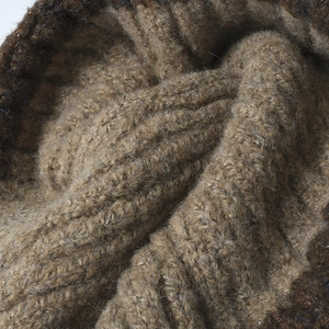 Bonnet en laine tricotée pour femme en blocs de couleurs marron et texture côtelée