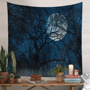Arazzo da parete con foresta profonda e luna esposto in un ambiente domestico accogliente