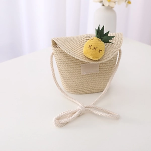 Détail du sac à bandoulière en paille pour enfants avec broderie ananas 3D mignonne
