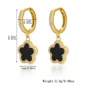 Dettaglio orecchini a quadrifoglio in oro 18K con onice nera e micro pavé di zirconi