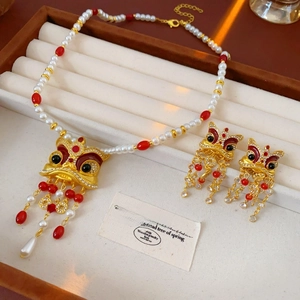 Dettaglio di parure gioielli leone vintage con perle, nappe e strass di alta qualità