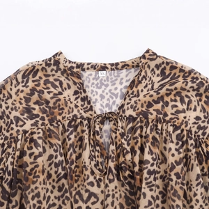 Abito leopardato da donna con scollo a balze e dettagli di coulisse regolabile in vita