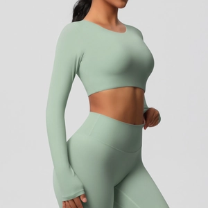 Détail d'un ensemble de yoga vert menthe avec passe-pouces et legging taille haute