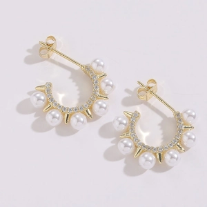 Détails de boucles d'oreilles créoles dorées avec perles d'eau douce et zircons