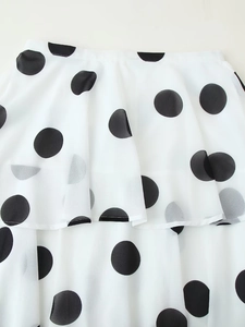 Nahaufnahme der gestuften Rüschenschichten und schwarzen Punkte auf weißem Chiffon