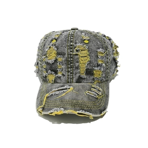 Détails de casquette baseball en denim délavé avec effets de déchirures jaunes brodées