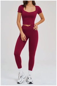 Details zum burgunderroten Yoga-Set mit Cross-Over-Leggings und bauchfreiem Oberteil